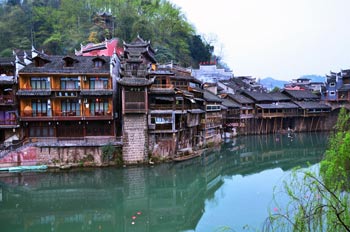  張家界國家森林公園、黃龍洞、鳳凰古城九景三晚四日游